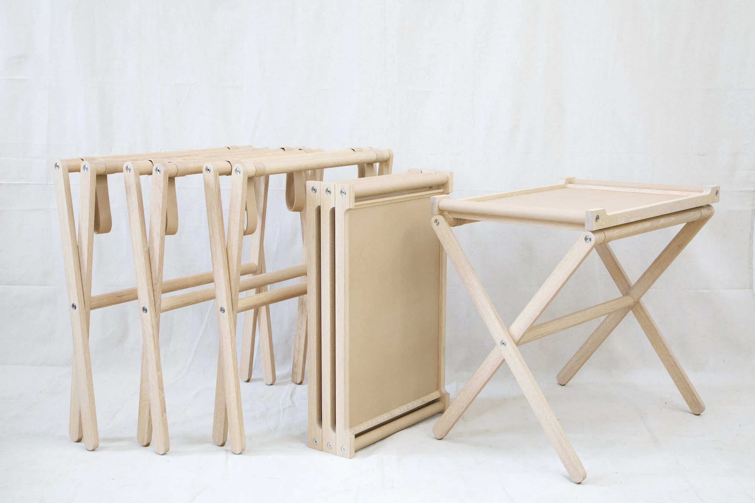 ドラマ使用Table Collins TV Tray Table — Richard Wrightman Design